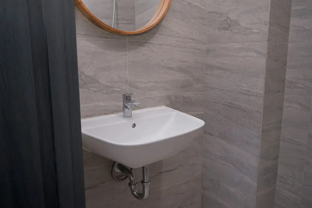 Warm and Spacious Studio Room at Collins Boulevard Apartment