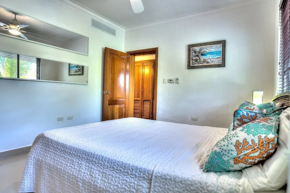 Unique Apartment With Pool View and few Steps Away From The Beach