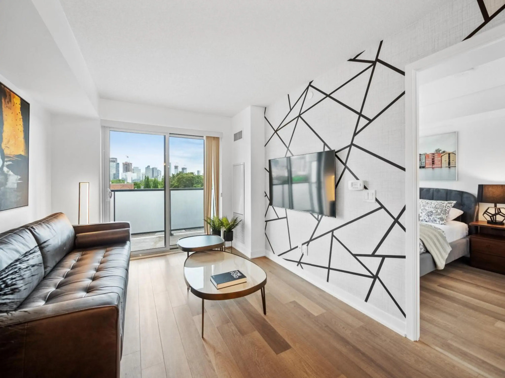 Sleek 1BR + office Condo - CN Tower/Skyline view