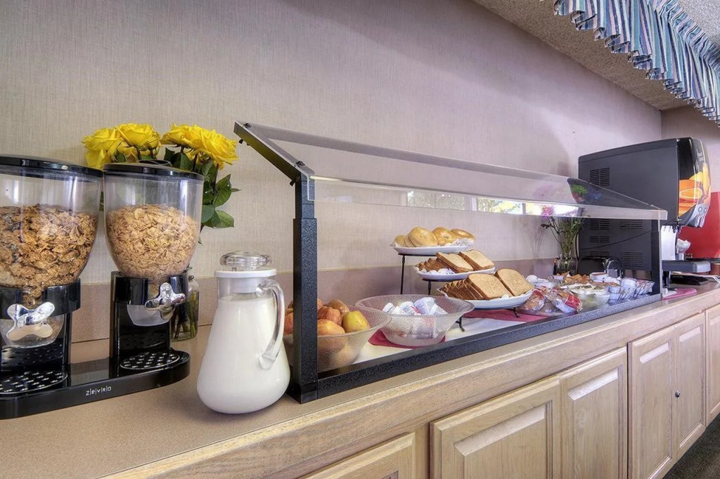 Days Inn & Suites by Wyndham Mountain View