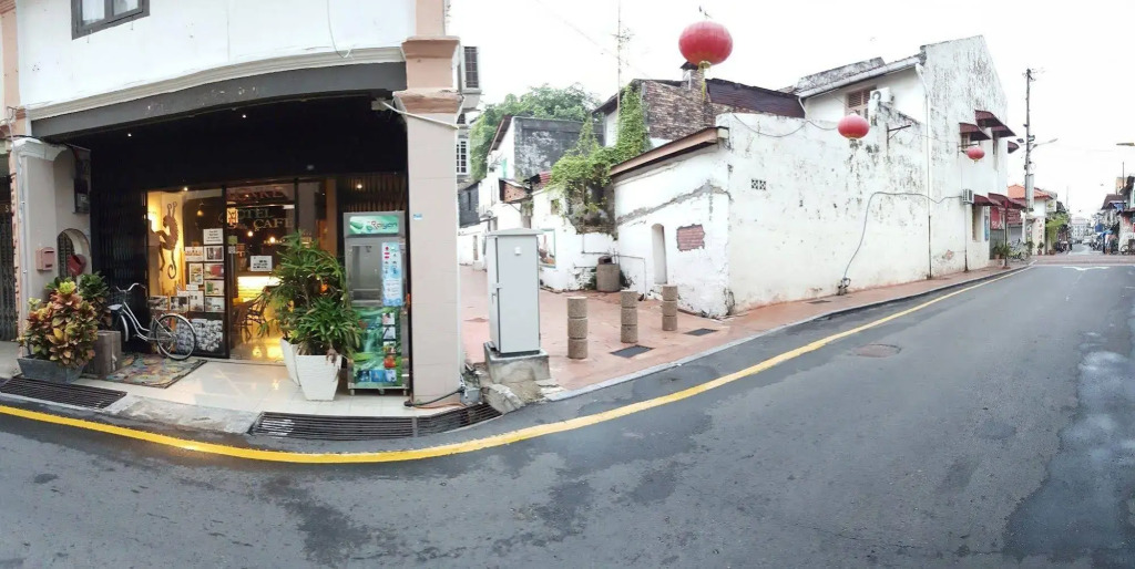 Monkey Motel & Café