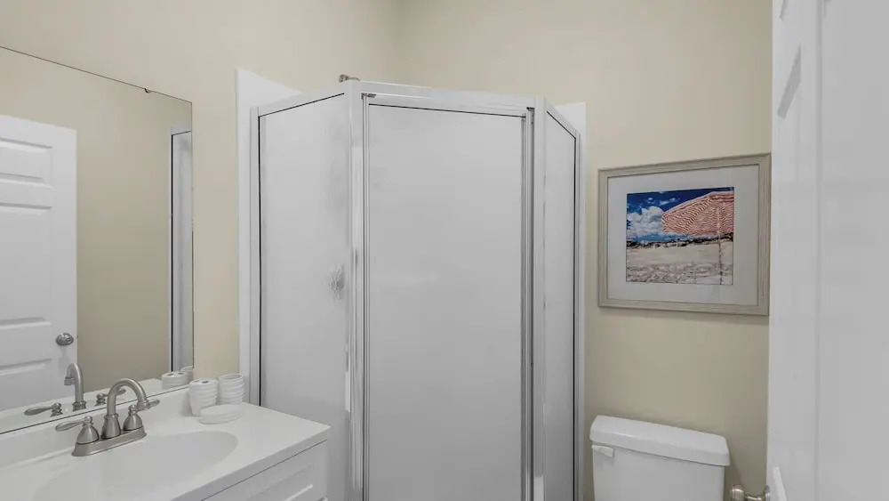 1st Floor, Walkable to Dining, Shopping, Beach - Sleeps 6