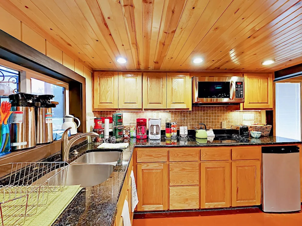 10202 Wommack Rd Cabin - 1 Br cabin by RedAwning
