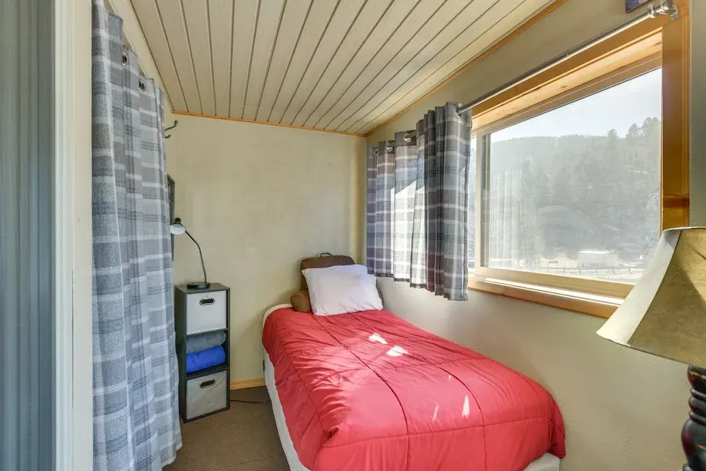 Stunning Red River Retreat Next to Ski Lift!