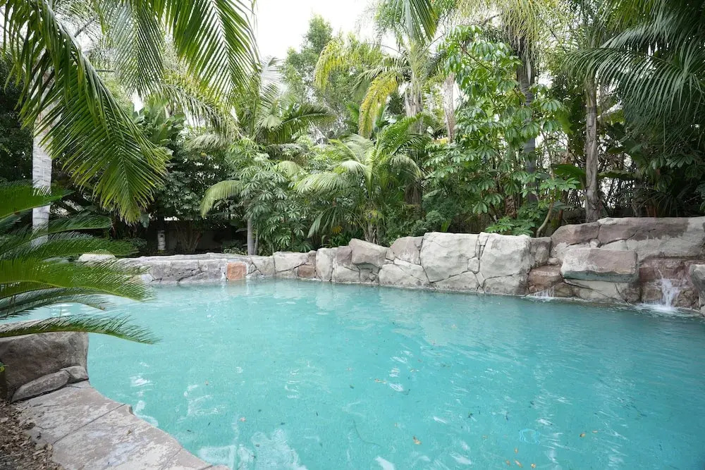 Incredible Estate 5 Bedrooms 3 Bathroom W/resort Style Rock Pool & Jacuzzi