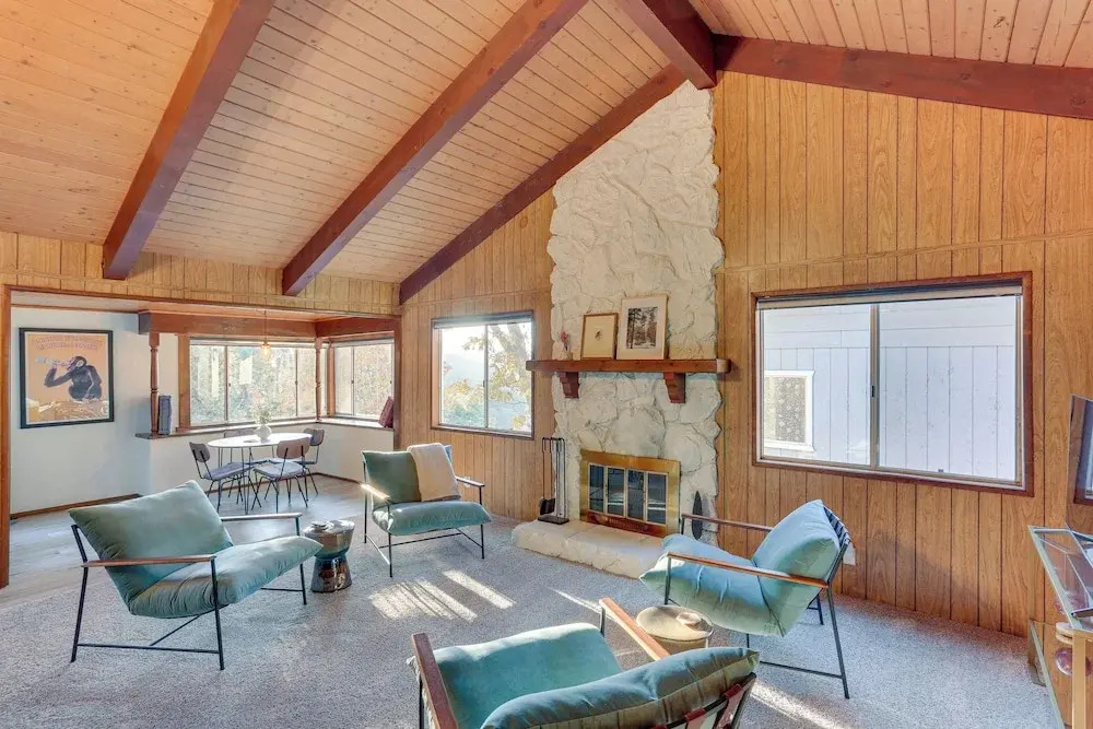 Crestline Cabin: Mountain Views & Fire Pit!