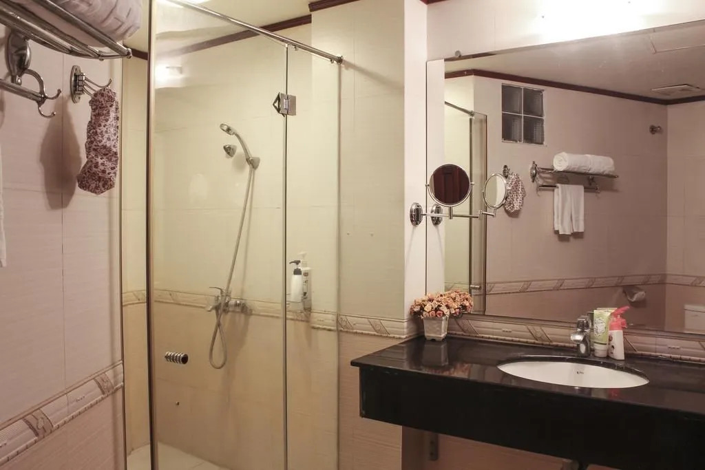 Hotel - Lương Ngọc Quyến