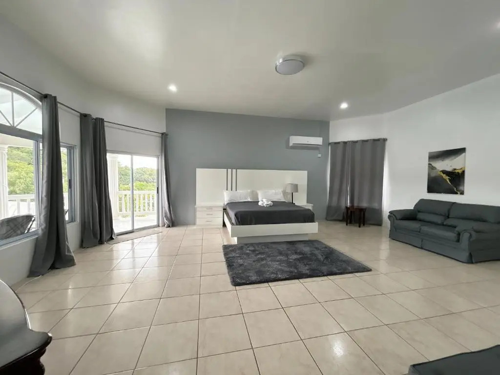 Luxury 5BD Villa - Massive Pool & Outdoor Vibe