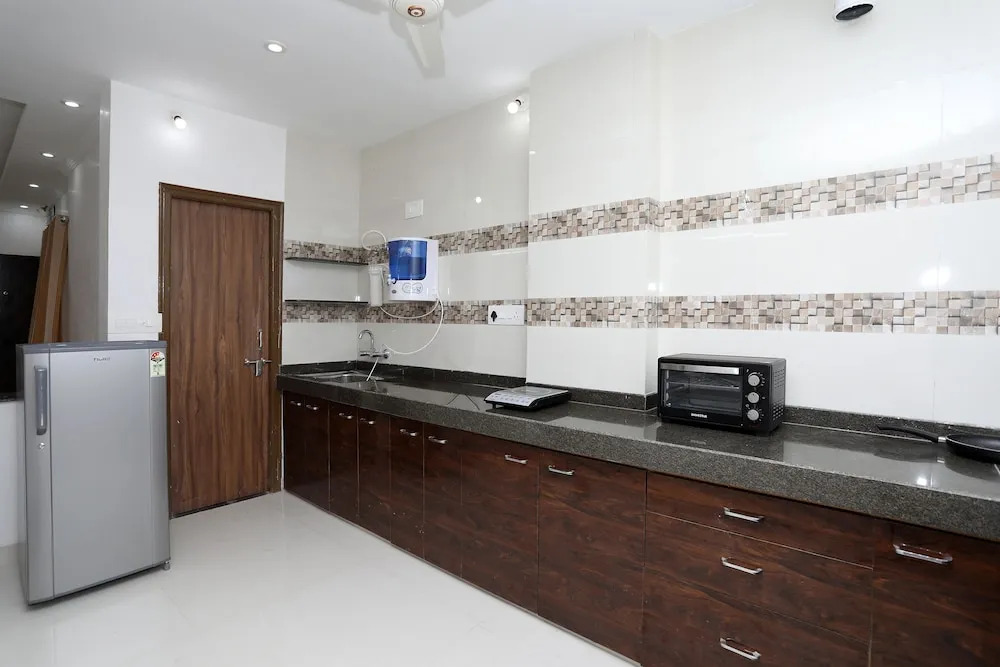 OYO 11075 Home Modern 3BHK Gulab Bagh