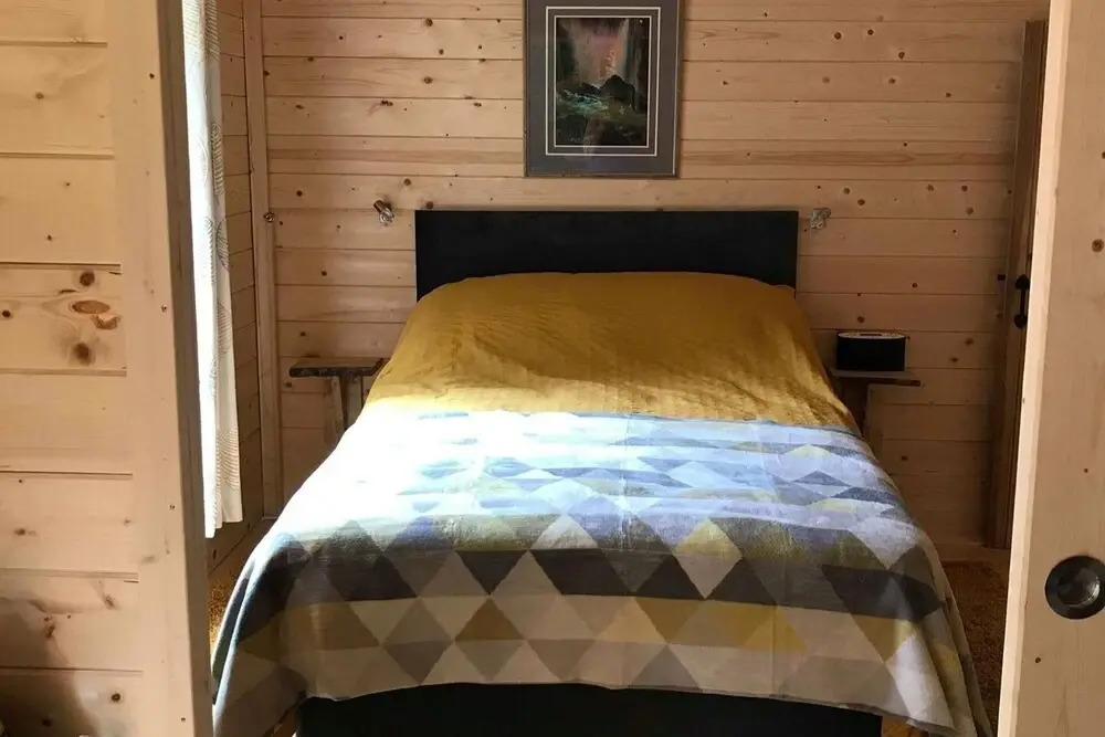 Off Grid Cabin Sleeps 2 Pets Ok 20 min to Dunoon