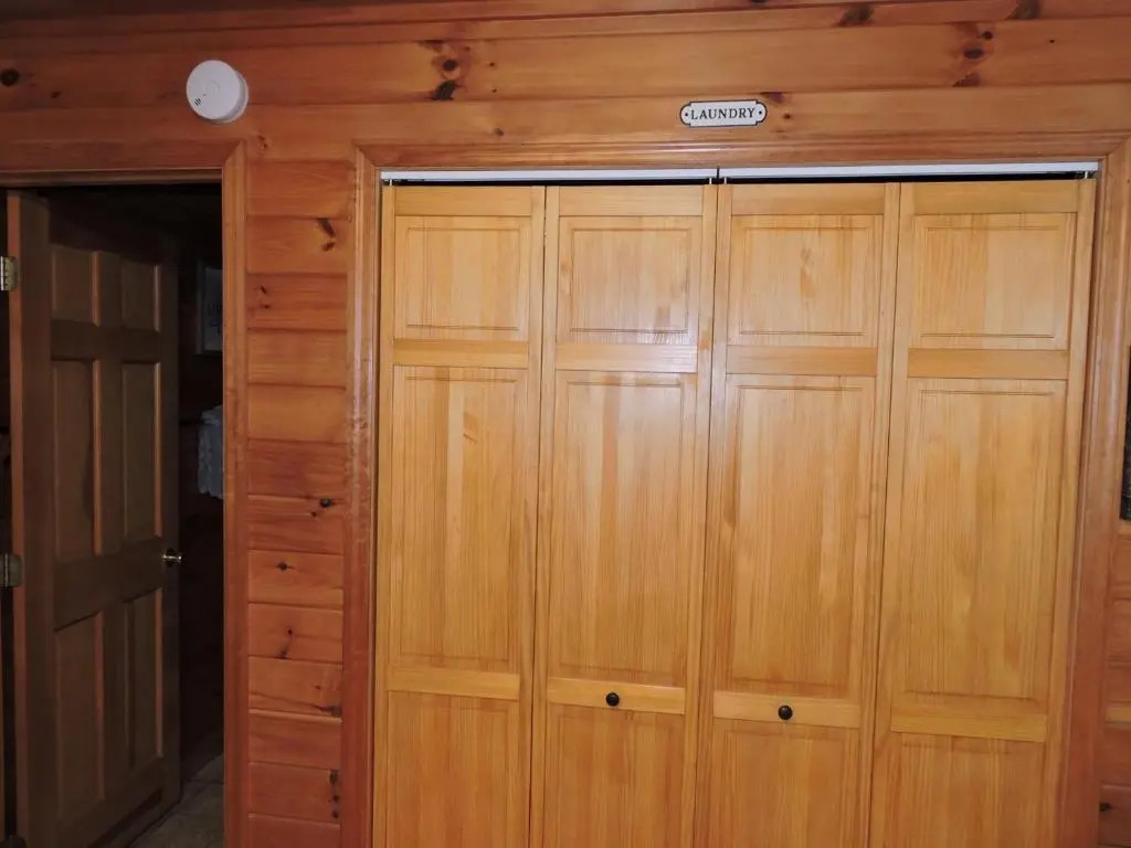 5 min to Dollywood, great location, excellent parking, hot tub, pool table