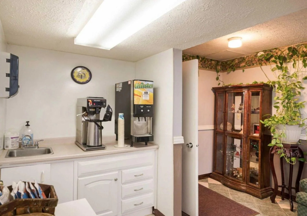 Super 6 Inn and Suites