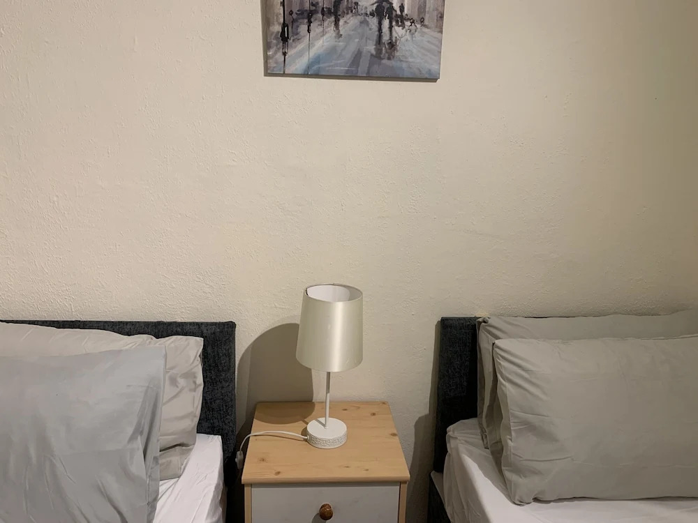 House Sleeps 6 With Garden, Parking