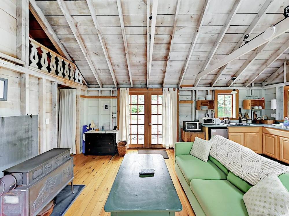 South Bristol Cottage by RedAwning