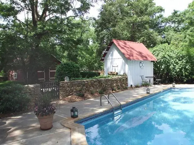 Madison Oaks Inn & Gardens