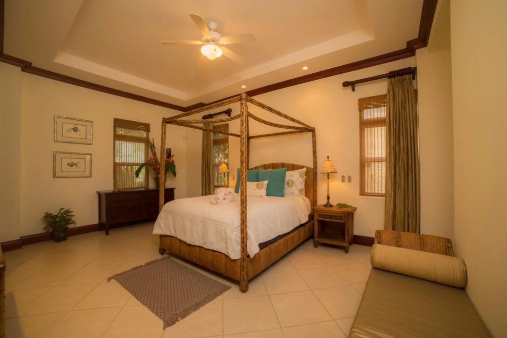 3 bedroom Bella Vista close to pool