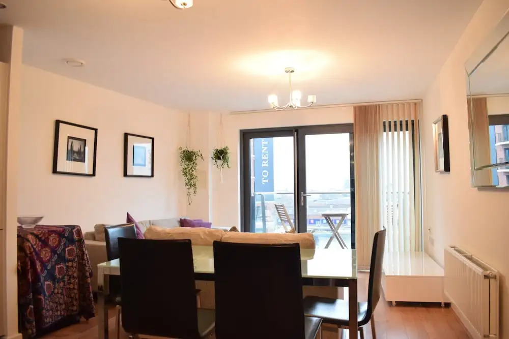 Idyllic 2 Bed Flat with Balcony in Canada Water