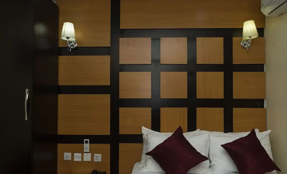 Iris Gold Suite