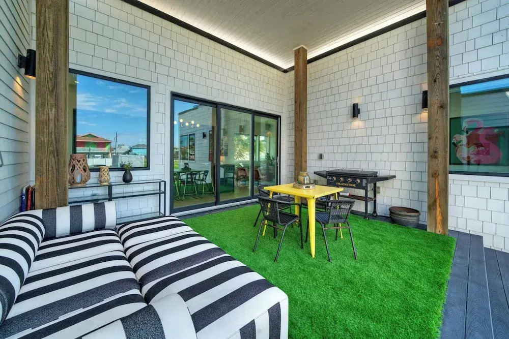 Sleeps 20 2 Modern Homes w/ Private Pool, Deck+patio 3-min Walk to the Beach