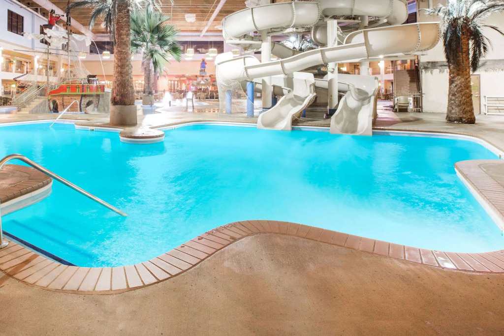 Ramada Tropics Resort & Conf Center by Wyndham Des Moines