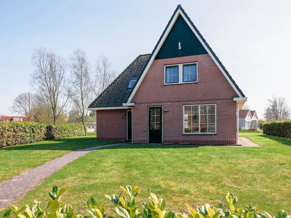 Villa Near the Lake in Makkum