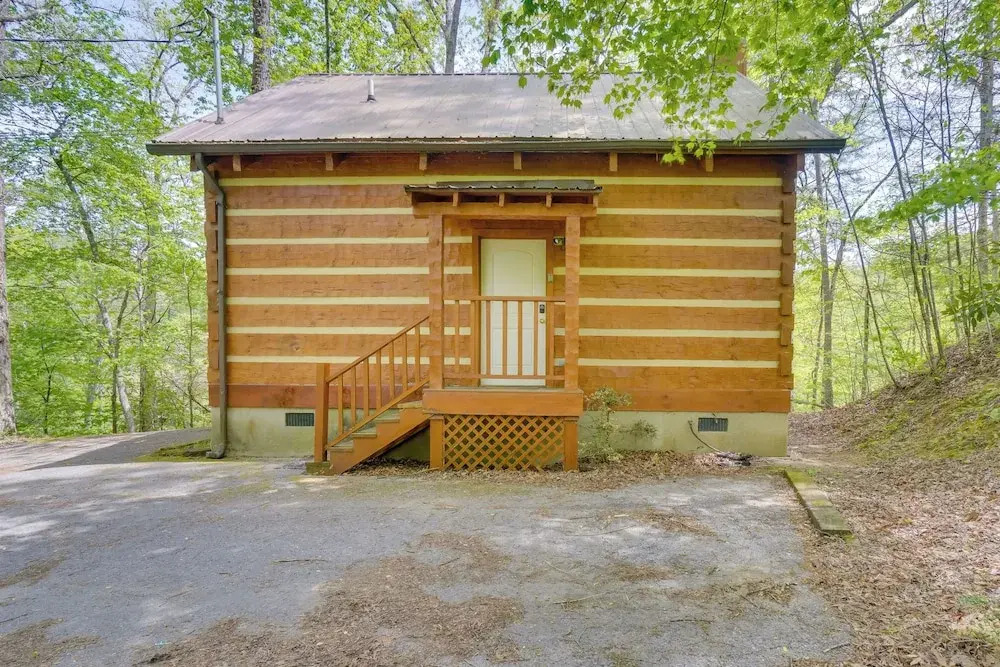 Gatlinburg Cabin with Pool Table about 6 Mi to Downtown!