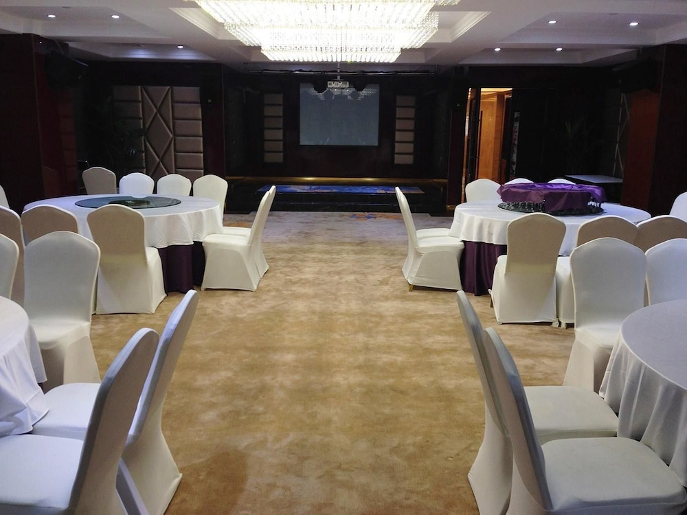 Shanghai Hongqiao Airport & Muyi H Hotel (national Convention And Exhibition Center)