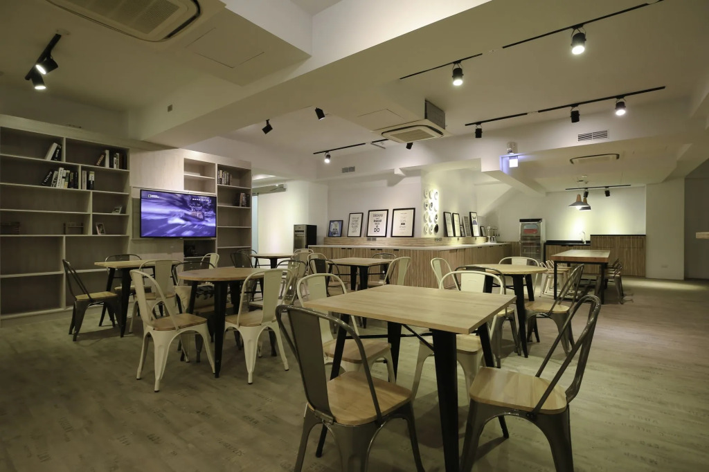 Flyinn Hostel