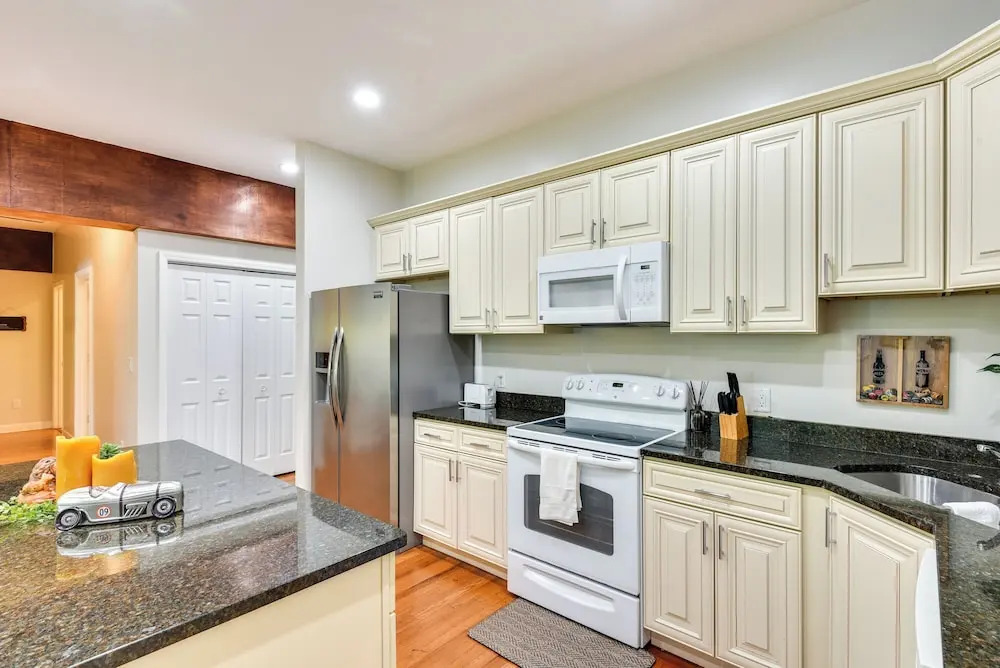 Cozy Sawyer Apartment - 2 Mi to Warren Dunes Park!