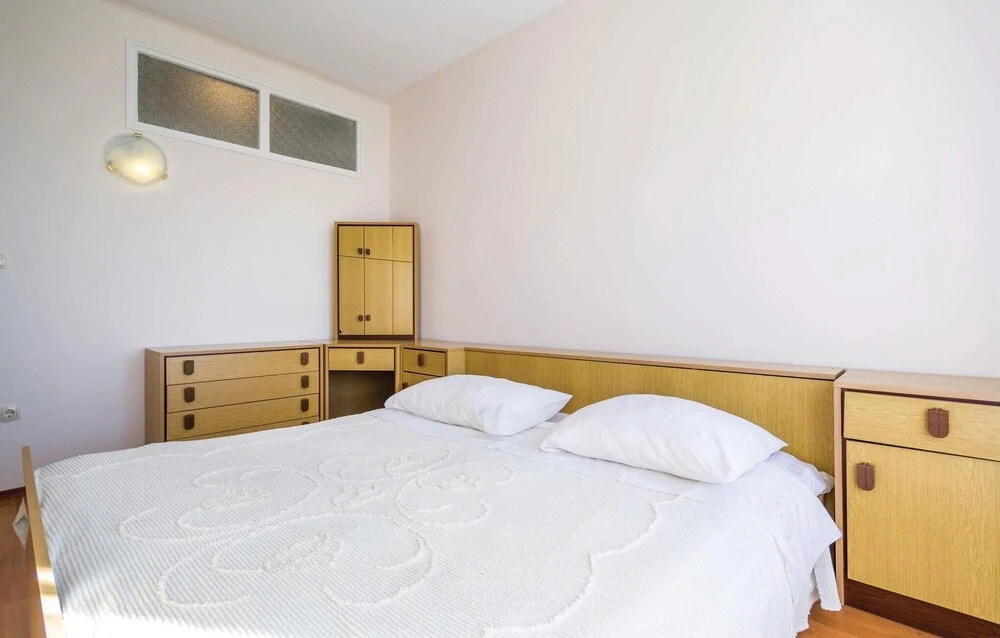 Beautiful Home in Icici With Wifi and 1 Bedrooms