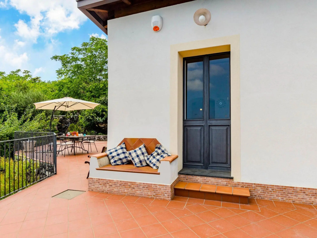 Villa with pool and panoramic surroundings