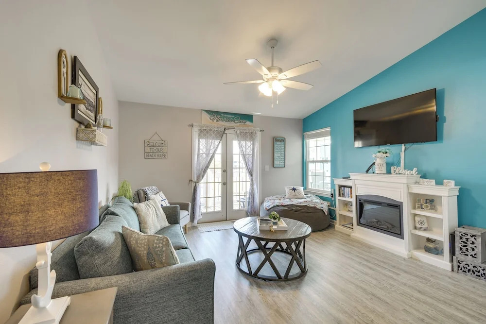 Gulf Shores Condo w/ Pool Access, 5 Mi to Beach!
