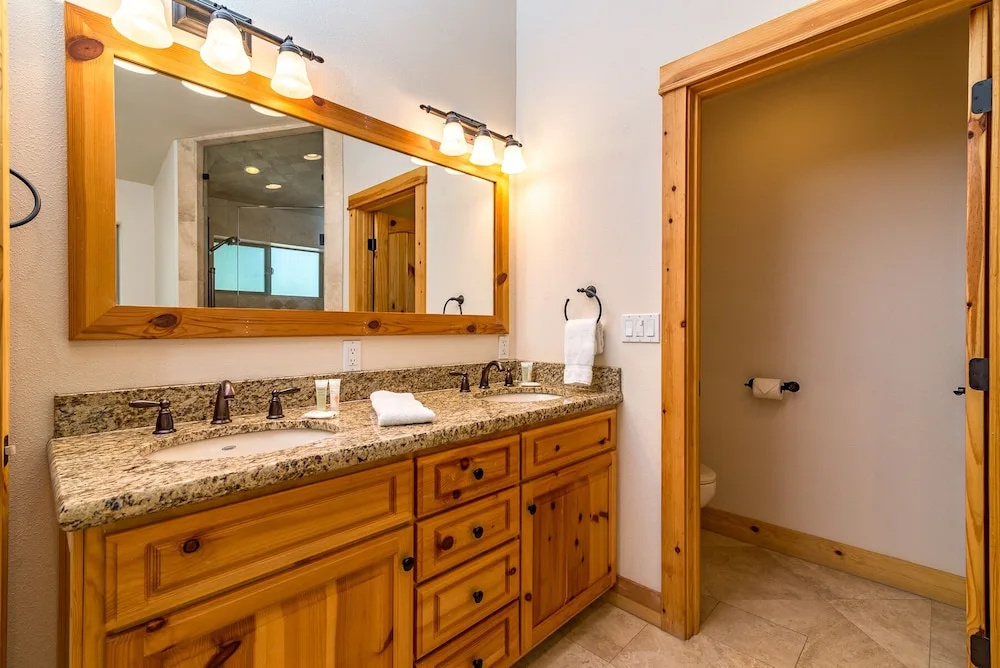 Large 4br W/ Pool, Fenced Backyard - Bike To Beach 4 Bedroom Home
