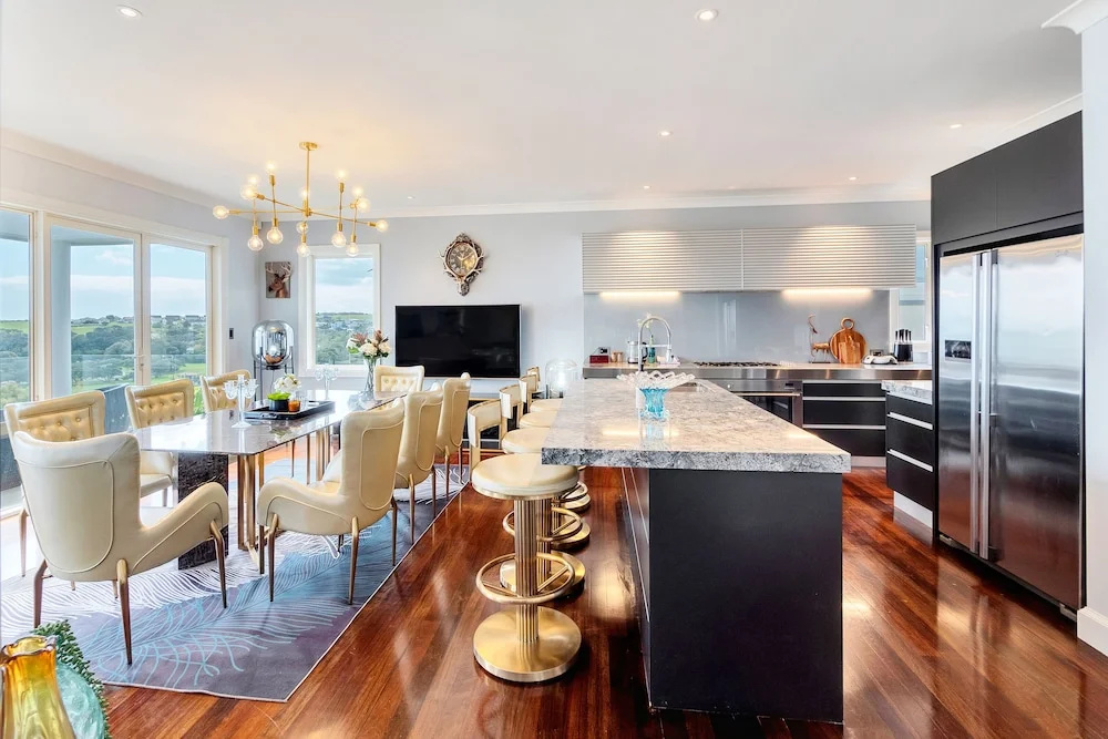 Orakei Grandeur Mansion with Sea Views & Pool