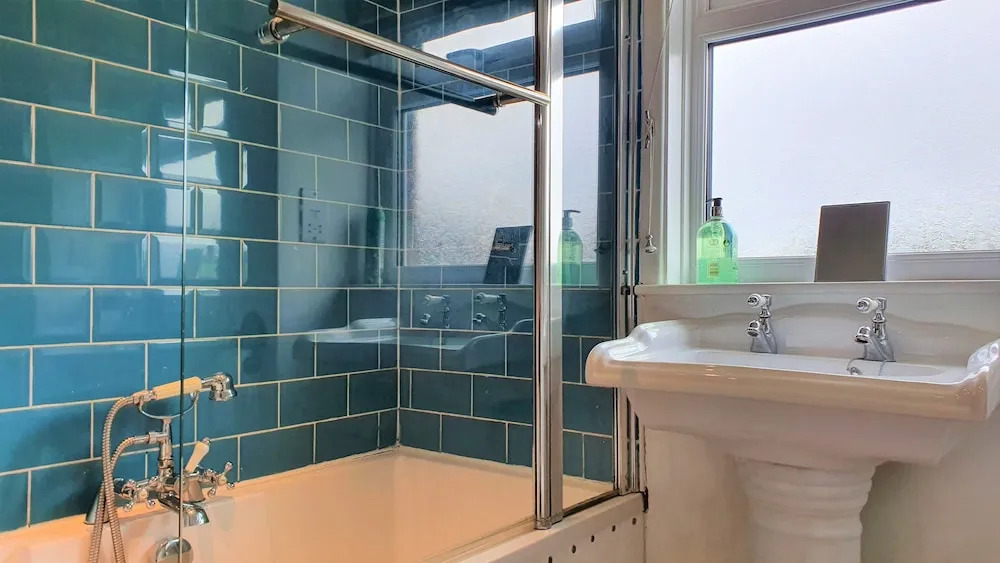 Large 5 Bedroom House Terrace Parking