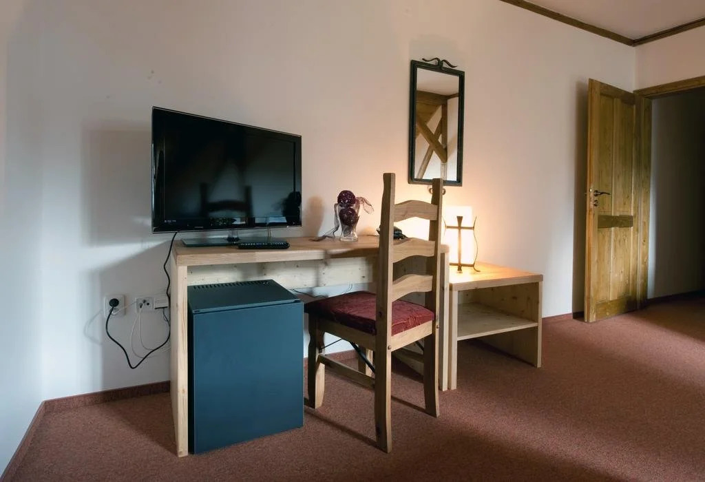 Wellness Hotel Holzberg - krytý relaxační bazén, dětský bazén, whirlpool, sauna, restaurace, bowling, venkovní hřiště, herna, pingpong, billiard