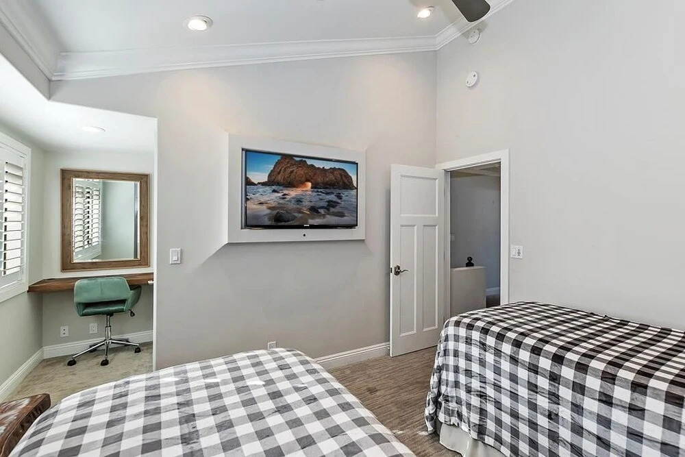 029 Lakefront Luxury Home