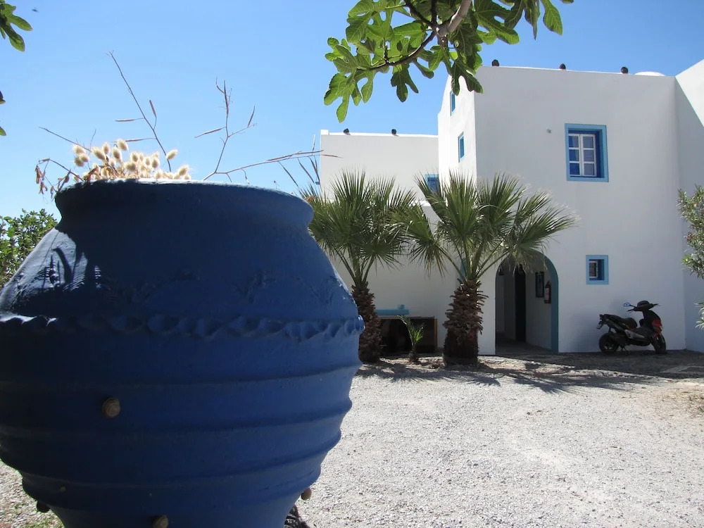 Studios Apartments Perivolos