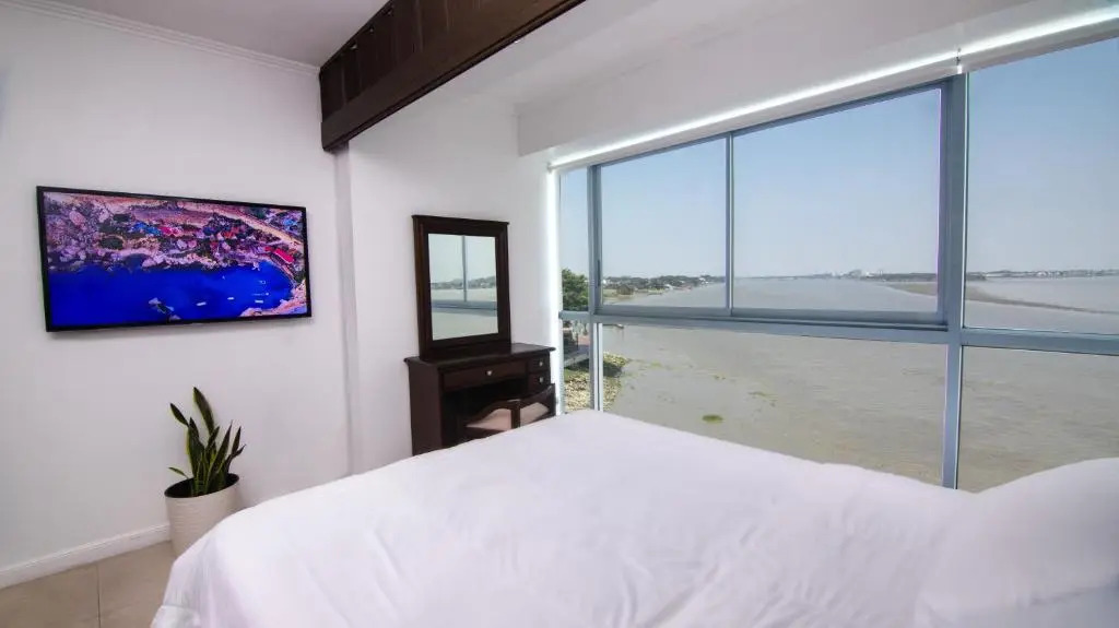 Riverfront I, piso 6, suite vista al rio, Puerto Santa Ana, Guayaquil