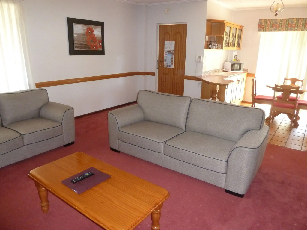 McNevins Warwick Motel