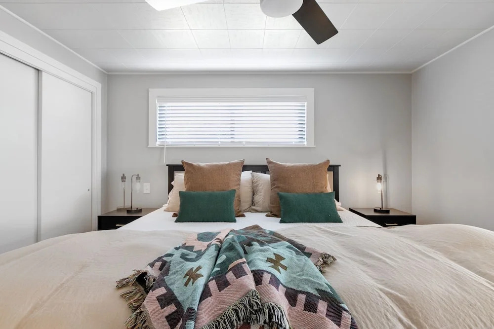Altes Eckert Stolz 3 Bedroom Home by RedAwning
