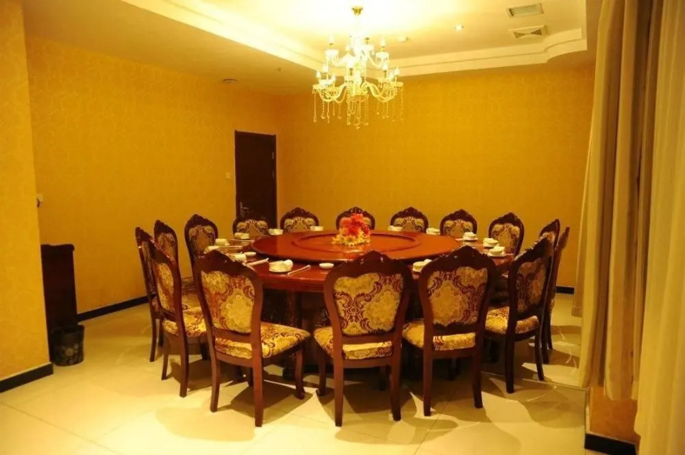 Yichuan Longsheng Business Hotel