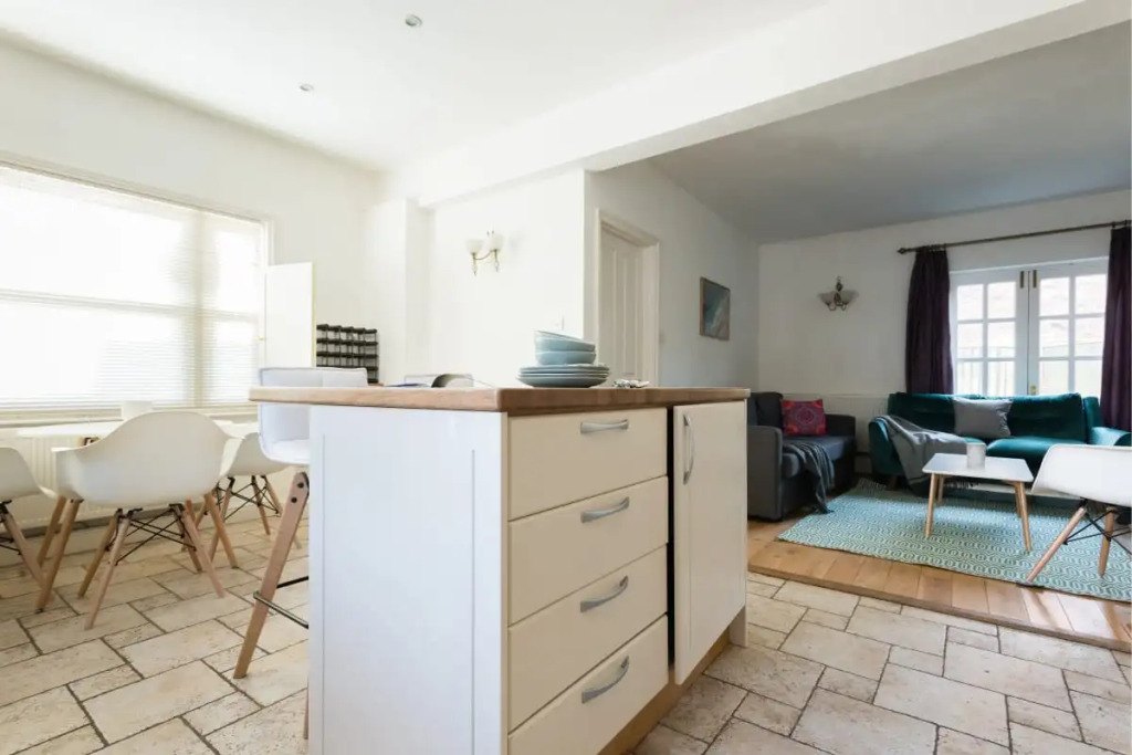 The Great Clarendon Lodge - Large & Stylish 4BDR Home