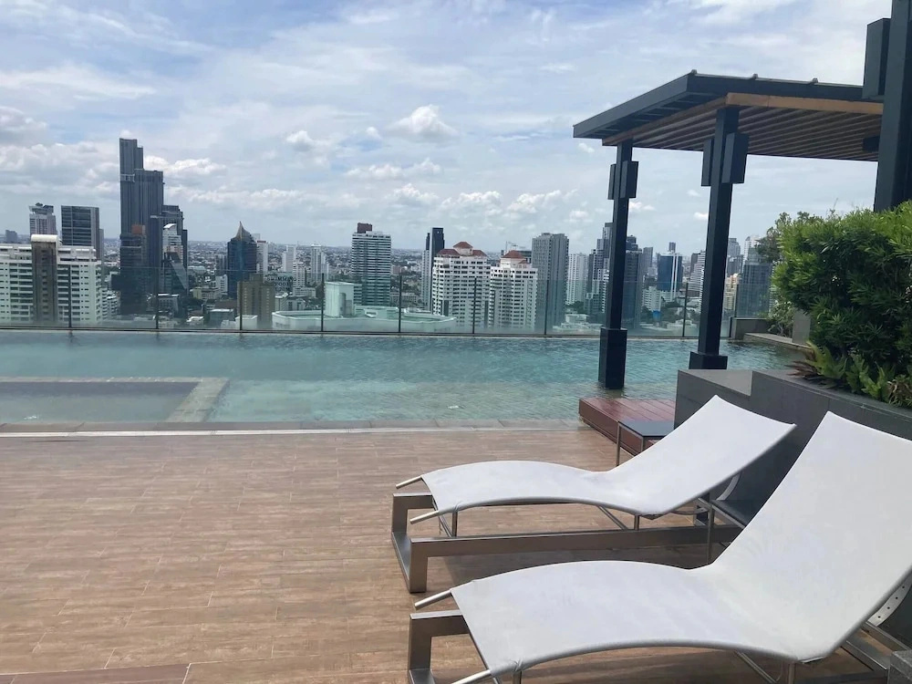 Free Airport Pick Up Rooftop Pool Gym Near BTS Emquartier Shopping City Center