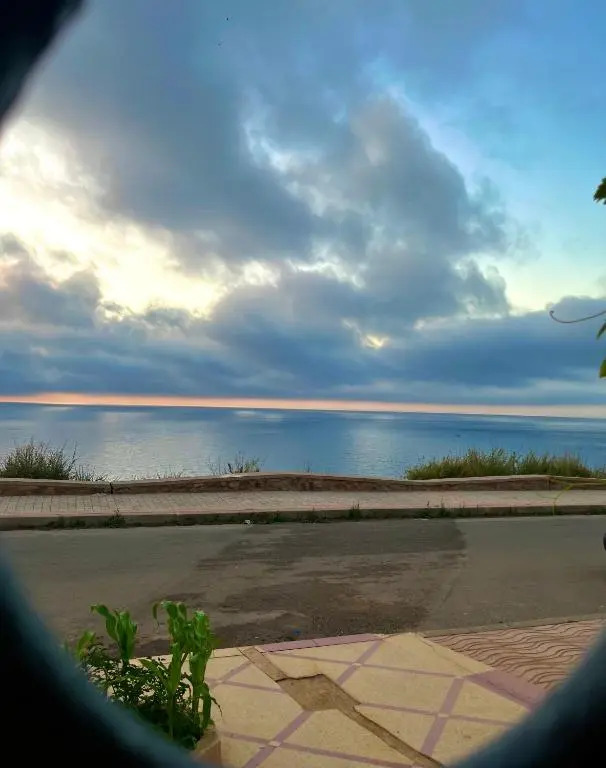 Seaside View: Enjoy Sunsets at fully equipped Apt.