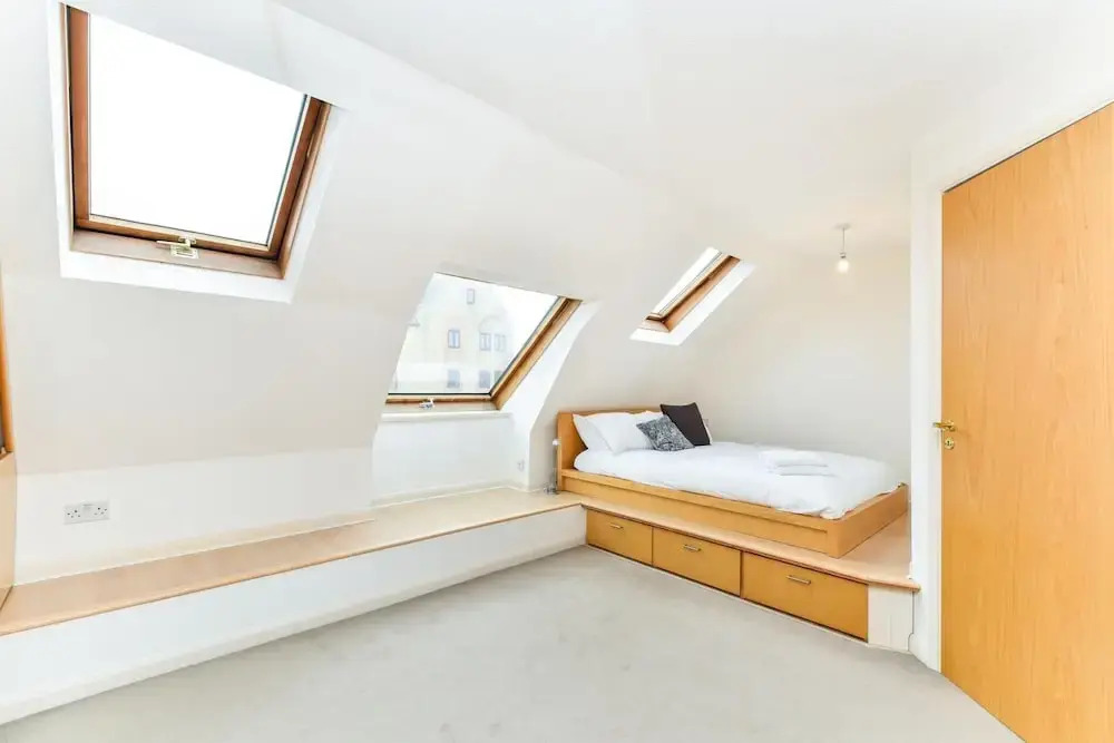 Modern 4 Bedroom Terraced House by the Thames!