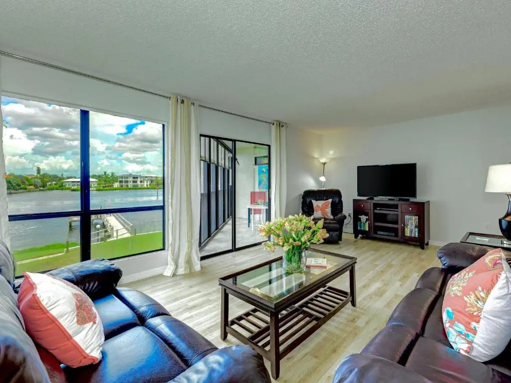 Luxury Waterfront Views/Pool/1400sf/2 min to Beach
