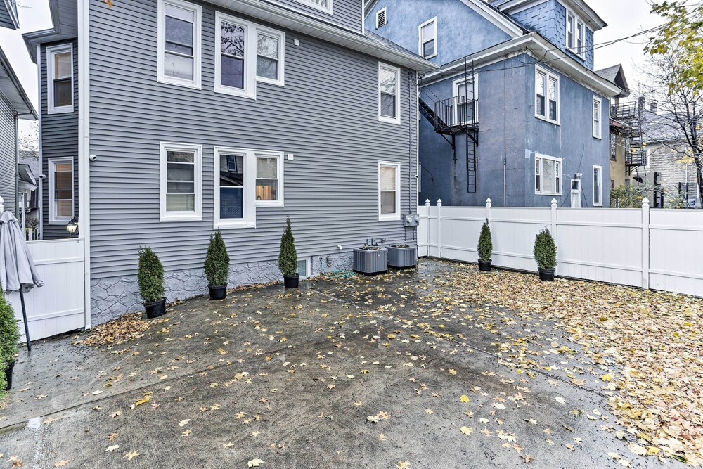 Pet-friendly Newark Townhome Near Airport!