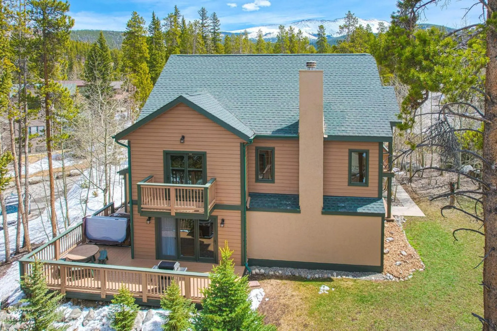 Friendly Fox Chalet 8 Bedroom Home by RedAwning