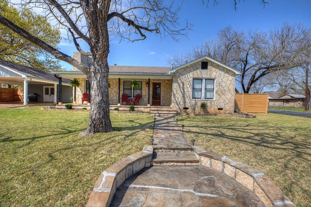 Upscale Home 15 Min Walk to Main St. With Grill!
